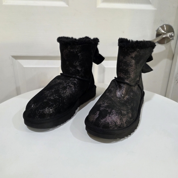 New! UGG Mini Bailey Bow Glimmer Boots - Picture 2 of 7